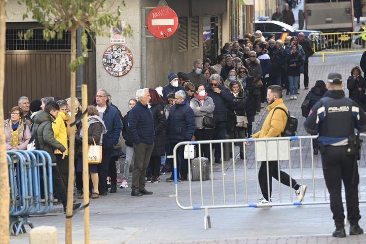 Fieles del Cristo de Medinaceli aguardan su turno para el besapiés