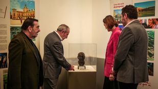 Reyes Maroto y Juan Barranco visitan la exposición sobre Enrique Tierno Galván