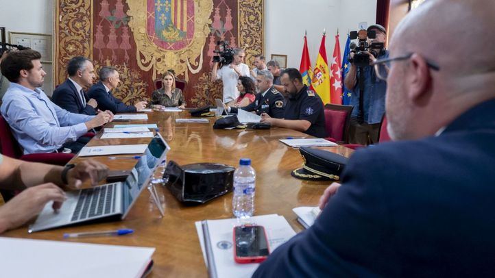 El delegado del Gobierno en la Comunidad de Madrid, Francisco Martín, y la alcaldesa de Alcalá de Henares, Judith Piquet, durante la Junta Local de Seguridad de Alcalá de Henares, a 17 de julio de 2025