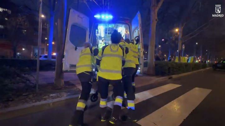 Sanitarios atienden a un hombre herido por arma blanca en la avenida de Asturias