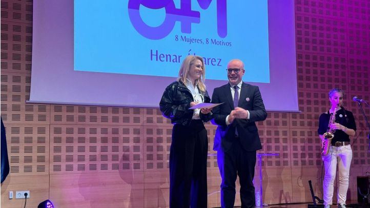 La comunicadora Henar Álvarez, junto al delegado de Gobierno, Francisco Martín, tras recibir su reconocimiento '8M. 8 Mujeres, 8 Motivos'