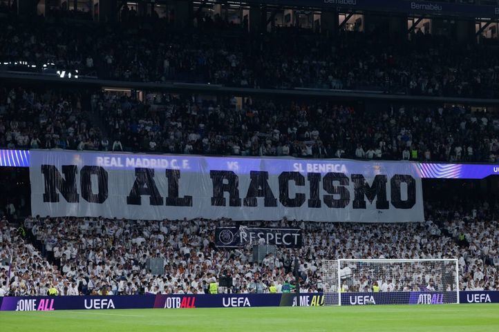 Pancarta de No al racismo en el Bernabéu