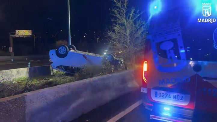Un taxista vuelca su coche en la M-23