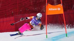 La esquiadora española Audrey Pascual durante el descenso de los Juegos Paralímpicos de Milán y Cortina 2026