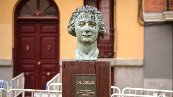 Busto de Clara Campoamor vandalizado