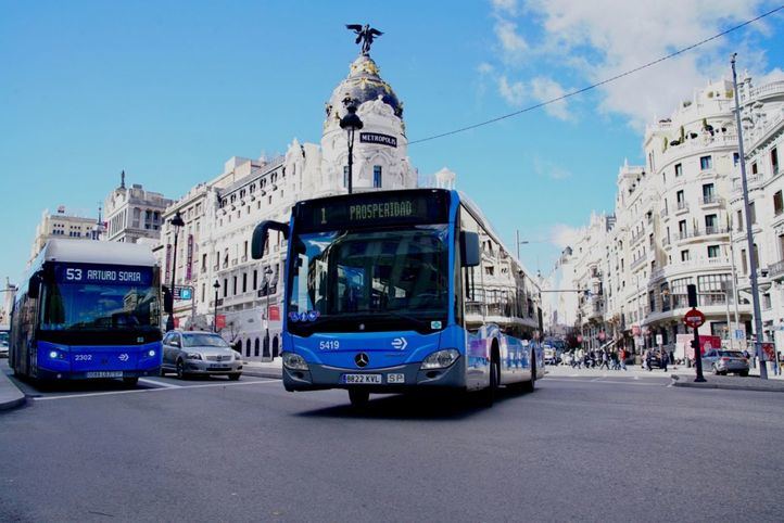 Uno de los autobuses de la EMT circulando por Gran Vía