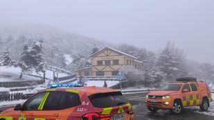 Vehículos de emergencias frente a Venta Marcelino en el puerto de Cotos, en la Sierra madrileña