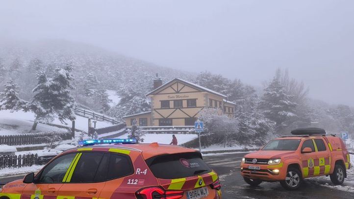 Vehículos de emergencias frente a Venta Marcelino en el puerto de Cotos, en la Sierra madrileña