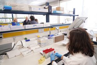 Inma Sanz en el Laboratorio de Salud Pública de Madrid Salud