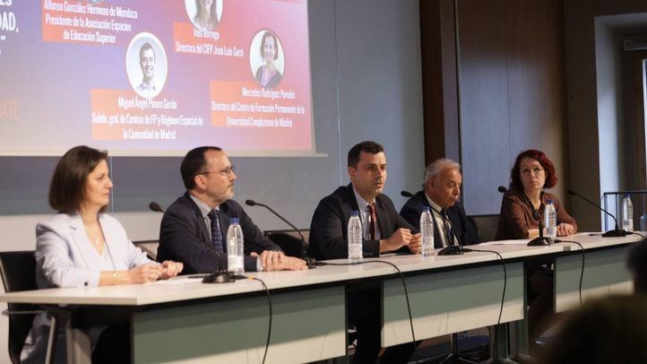 Tercera mesa de debate: 'De la formación al empleo: puentes entre universidad, FP y empresa'