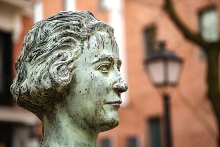 Busto de Clara Campoamor