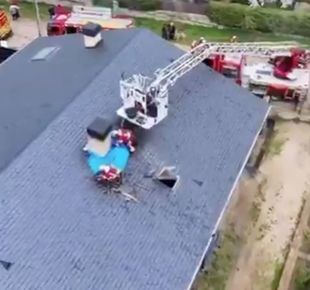 Extinguido un incendio en la cubierta de una vivienda en Los Molinos