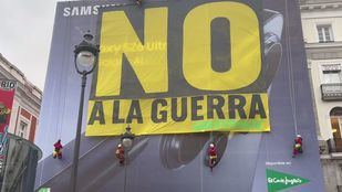 Greenpeace despliega una pancarta en la Puerta del Sol clamando 'No a la guerra'