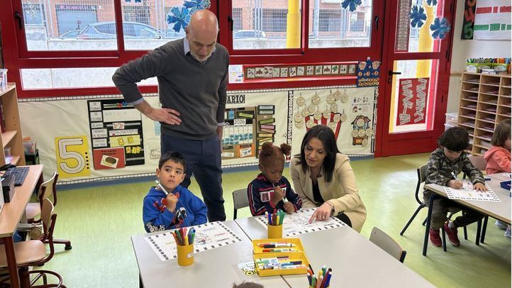La consejera de Educación, Mercedes Zarzalejo, durante una visita al colegio María de Villota, en la capital