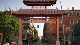 Recreación de los arcos chinos de entrada al Chinatown de Usera