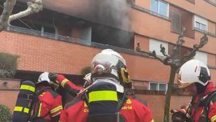 Bomberos extinguen un incendio en una vivienda de Pozuelo