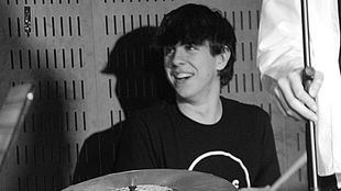 Pablo tocando la batería