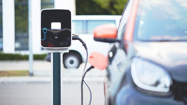 Estación de carga de un coche eléctrico