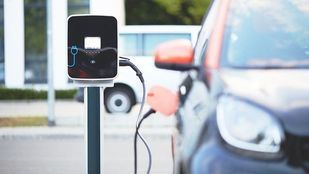 Estación de carga de un coche eléctrico
