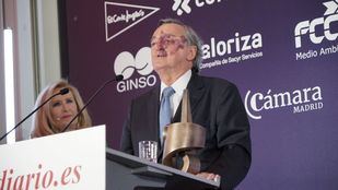 Mariano Barbacid recogiendo el premio de Madridiario.