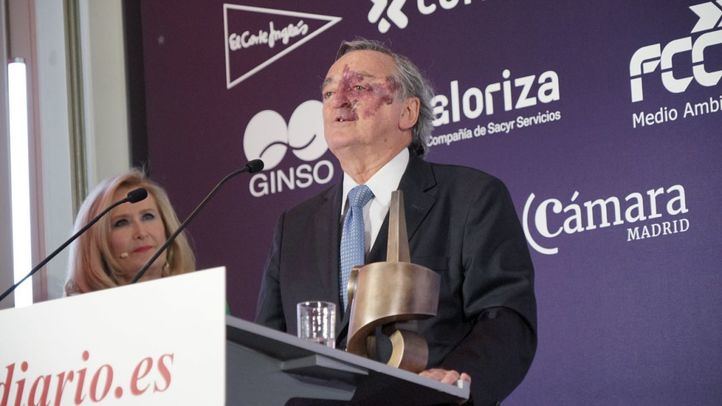 Mariano Barbacid recogiendo el premio de Madridiario.