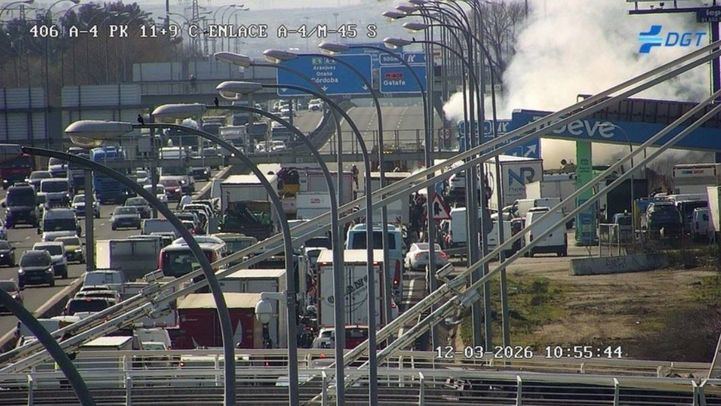 Incendio de un turismo en la A-4
