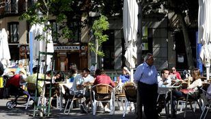 Gente disfrutando de una terraza de bar en la Plaza Santa Ana