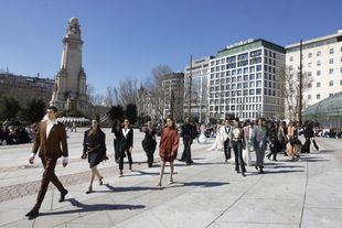 Desfile inaugural de la Semana de la Moda en Madrid en plaza de España