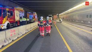 Un choque entre camiones obliga a cortar el túnel de la M-50 en Boadilla por un vertido de sosa cáustica