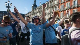 Hinchas del Manchester City antes de un partido en la Plaza Mayor