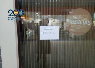 Cartel en la puerta de la clínica estética en San Blas cerrada de manera inesperada