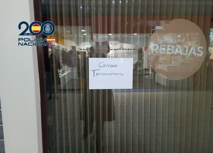 Cartel en la puerta de la clínica estética en San Blas cerrada de manera inesperada