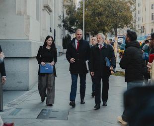 Carla Toscano, Javier Ortega Smith y Ignacio Ansaldo llegando de Cibeles