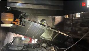 Estado en el que ha quedado la cocina del restaurante incendiada en Coslada