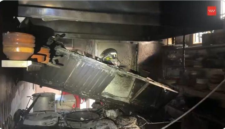 Estado en el que ha quedado la cocina del restaurante incendiada en Coslada