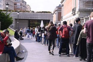 Público esperando para entrar en el Museo del Prado