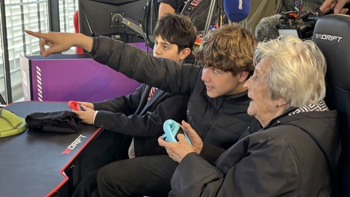 Mayores y jóvenes juegan juntos a videojuegos en las Jornadas Intergeneracionales de Gaming