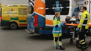 Sanitarios atienden a un motorista herido en Majadahonda
