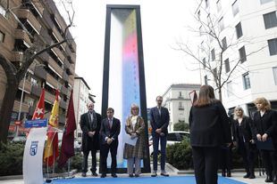 El 'ataque' de una paloma a Almeida marca el homenaje de Madrid a los periodistas asesinados por su trabajo