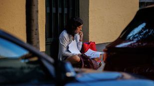 Varias personas antes del comienzo de las pruebas para las oposiciones de maestro, en el IES Fortuny, a 22 de junio de 2024
