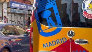 Un vehículo de Emergencias Madrid en el lugar de Villaverde donde ha sido apuñalado un menor