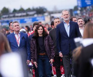 Ayuso acompaña al Rey en la primera carrera en España del Mundial de Fórmula E