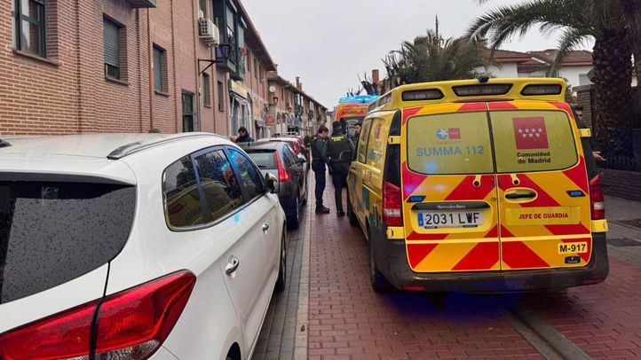 Ambulancias del SUMMA112 tras una agresión a una mujer de 30 años en su casa en Sevilla la Nueva