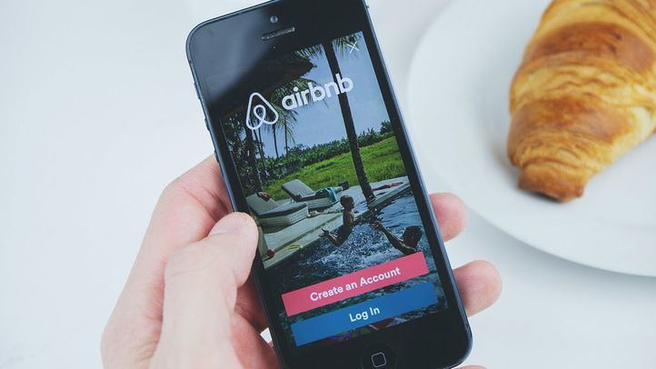 Smartphone con la aplicación de Airbnb abierta