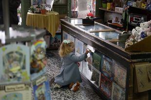 La última juguetería de la Plaza Mayor cierra tras más de 100 años