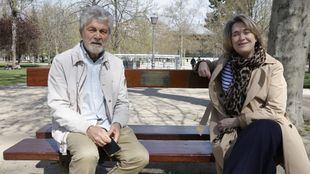 La delegada de Cultura, Marta Rivera de la Cruz, en el banco con la placa que recuerda a Marisa Paredes, con su viudo, Chema Prado.