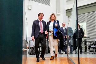 José Luis Martínez-Almeida, acompañado de Engracia Hidalgo, delegada del área de Economía, Innovación y Hacienda.