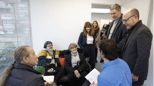Visita del delegado de Políticas Sociales, José Fernández, a la Oficinia de Vida Independiente en enero.