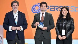 A la izqda, Jose Gongora, CaixaBank y Persei Space, ganadores edicion Premios Emprende XXI Madrid