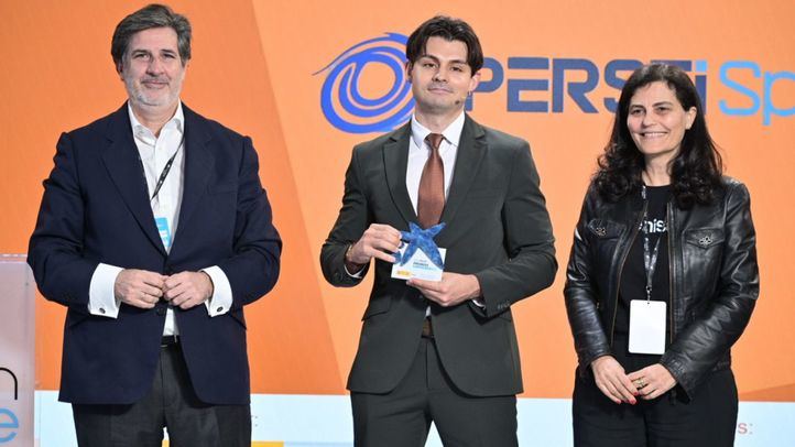 A la izqda, Jose Gongora, CaixaBank y Persei Space, ganadores edicion Premios Emprende XXI Madrid